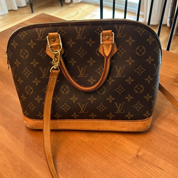 Louis Vuitton Monogram Alma shoulder bag with cross body strap. - Picture 1 of 14
